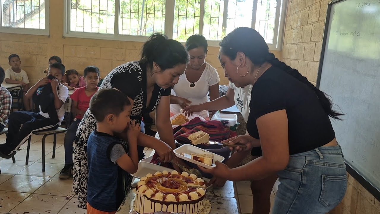 Mi hija muy feliz al compartir con sus compañeritos mira quienes más llegaron 🌷