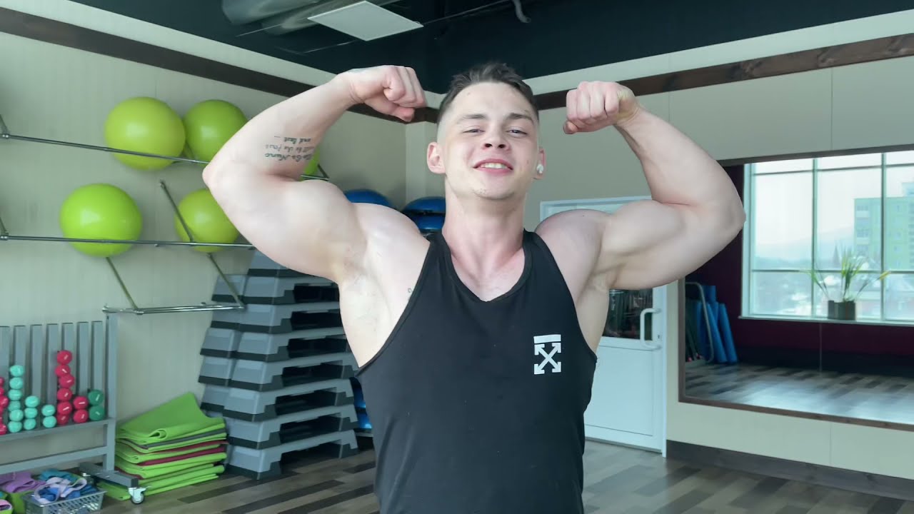 Divine aesthetic young Leo, 20 years old bodybuilder Hot flex 💪 ( NEW FORM) check