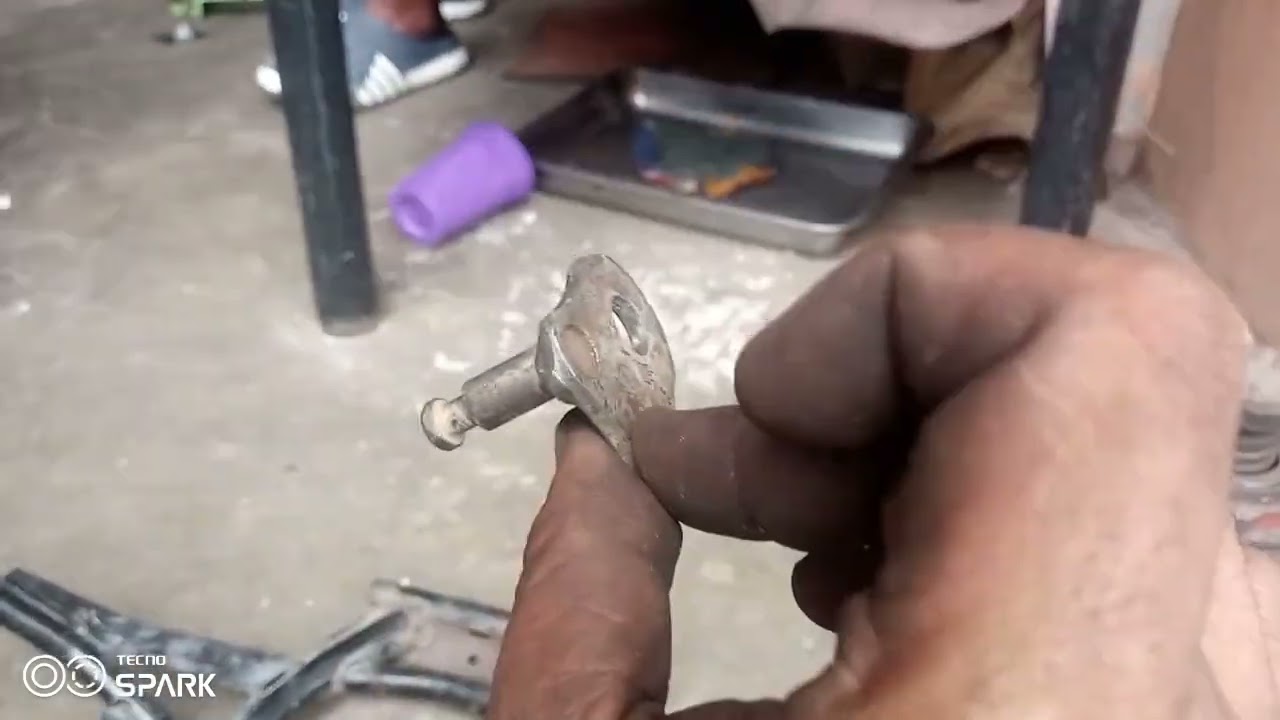 paraan Kung paano mapalitan Ang naputol na ehi sa CENTER STAND ng Honda click/beat // Lirado glyndon