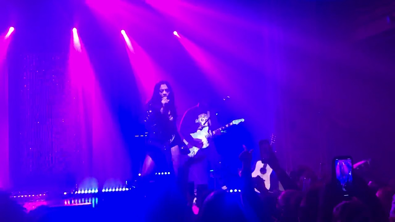 Kiana Ledé - “Show Love” live!