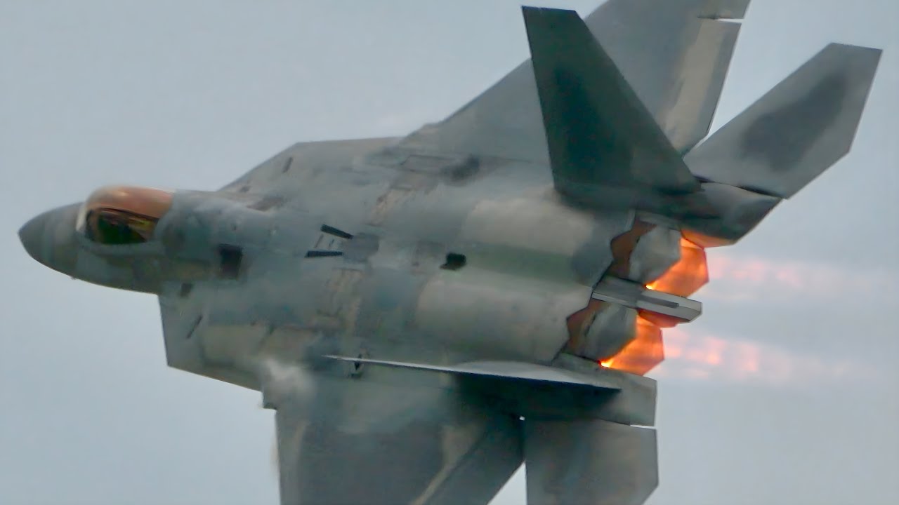 (4K) F-22 TEARING UP THE SKIES! | Full F-22 demonstration at Oshkosh 2025.