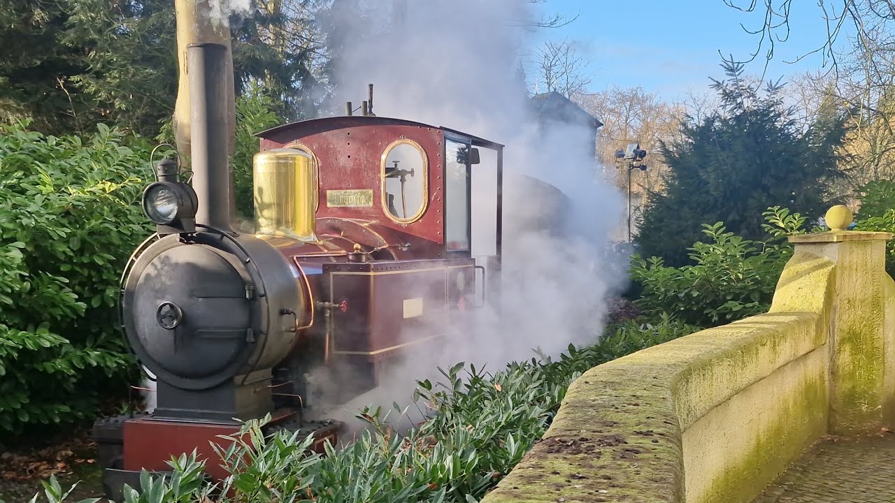 Stoomtrein vertrekt van station Marenrijk in de Efteling