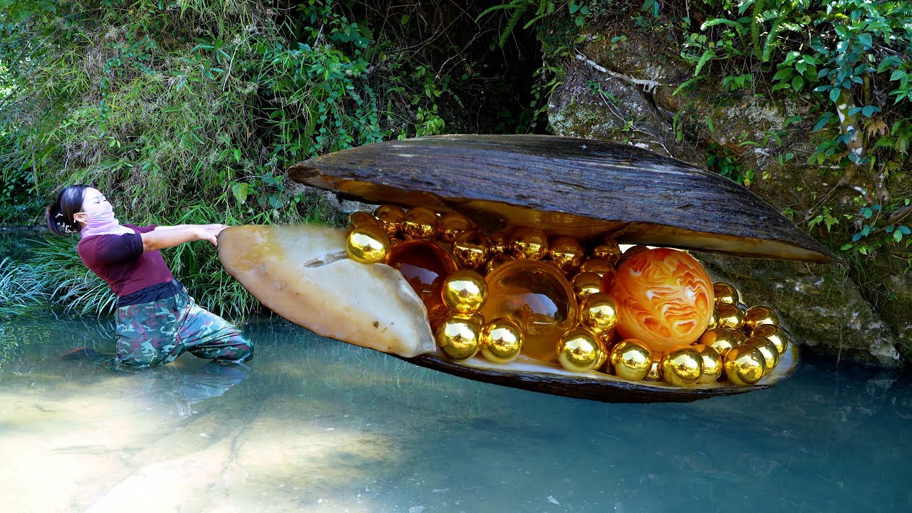 😱🎁🎁A giant clam pulled out of the mud, filled with sparkling golden pearls, incredibly precious