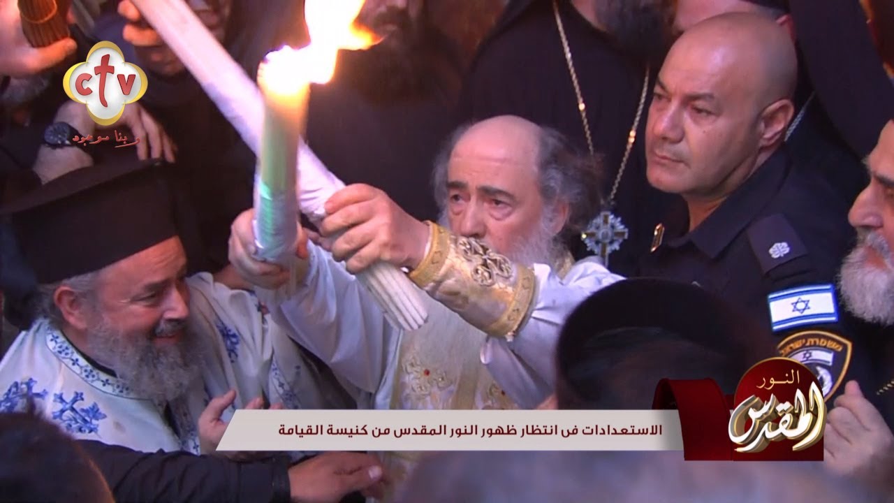 لحظة ظهور النور المقدس من قبر السيد المسيح من داخل كنيسة القيامة 2024
