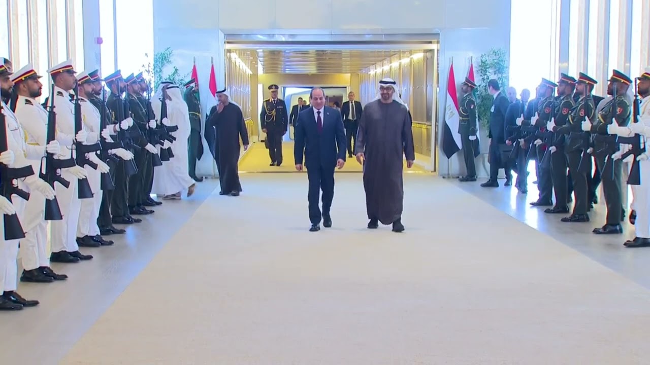 الرئيس عبد الفتاح السيسي يلتقي رئيس دولة الإمارات العربية المتحدة في مطار أبوظبي الدولي