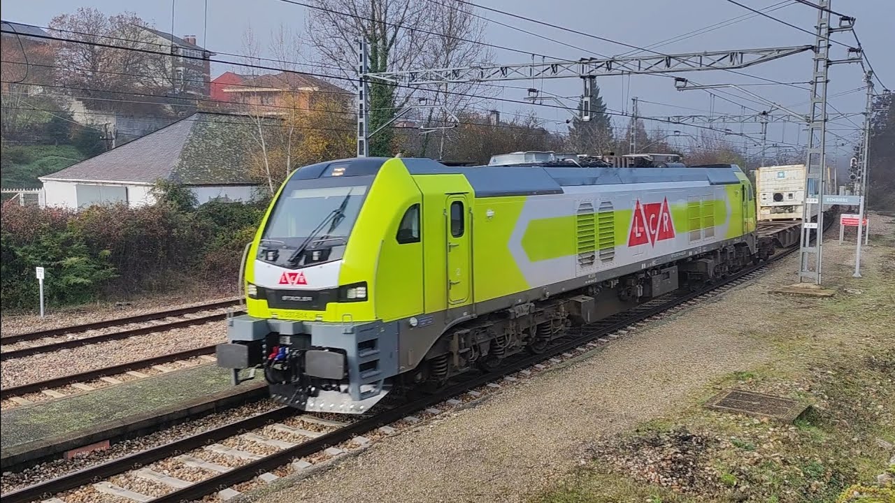 LCR 337-014 + Teco destino Algeciras a su paso por la estación de Bembibre (León)