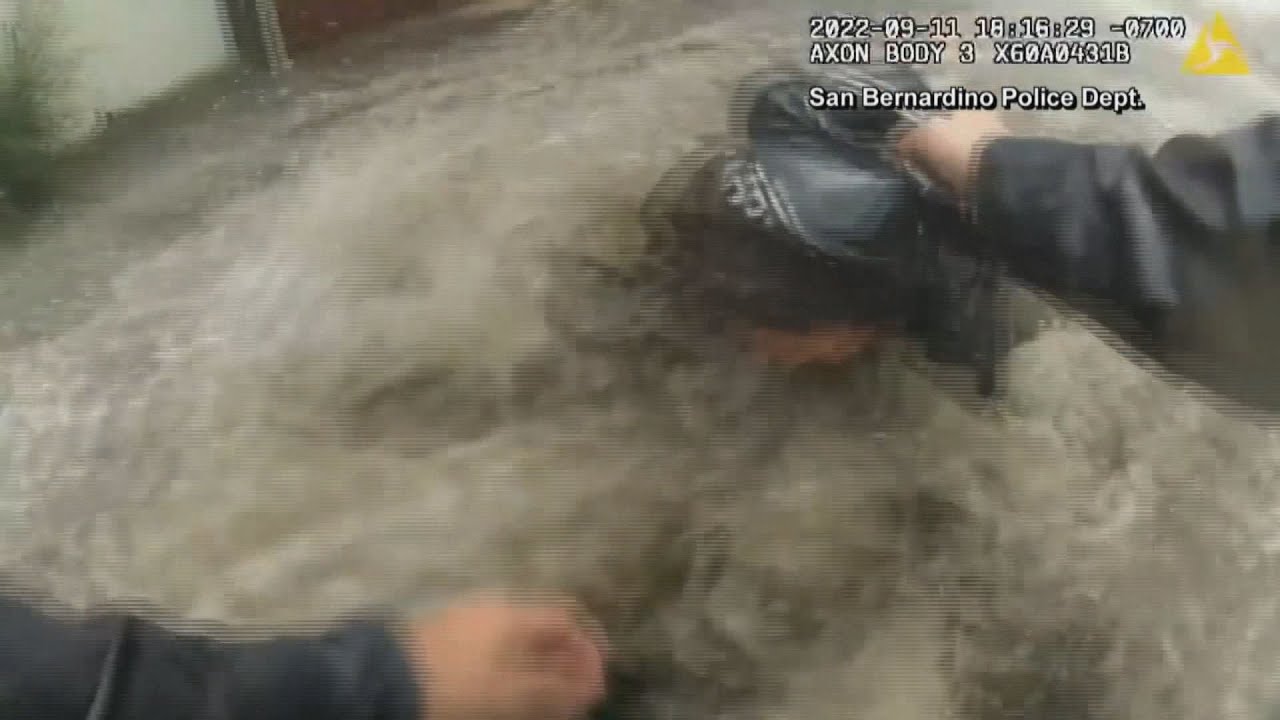VIDEO | Police officers rescue mom and children from flash flood in California