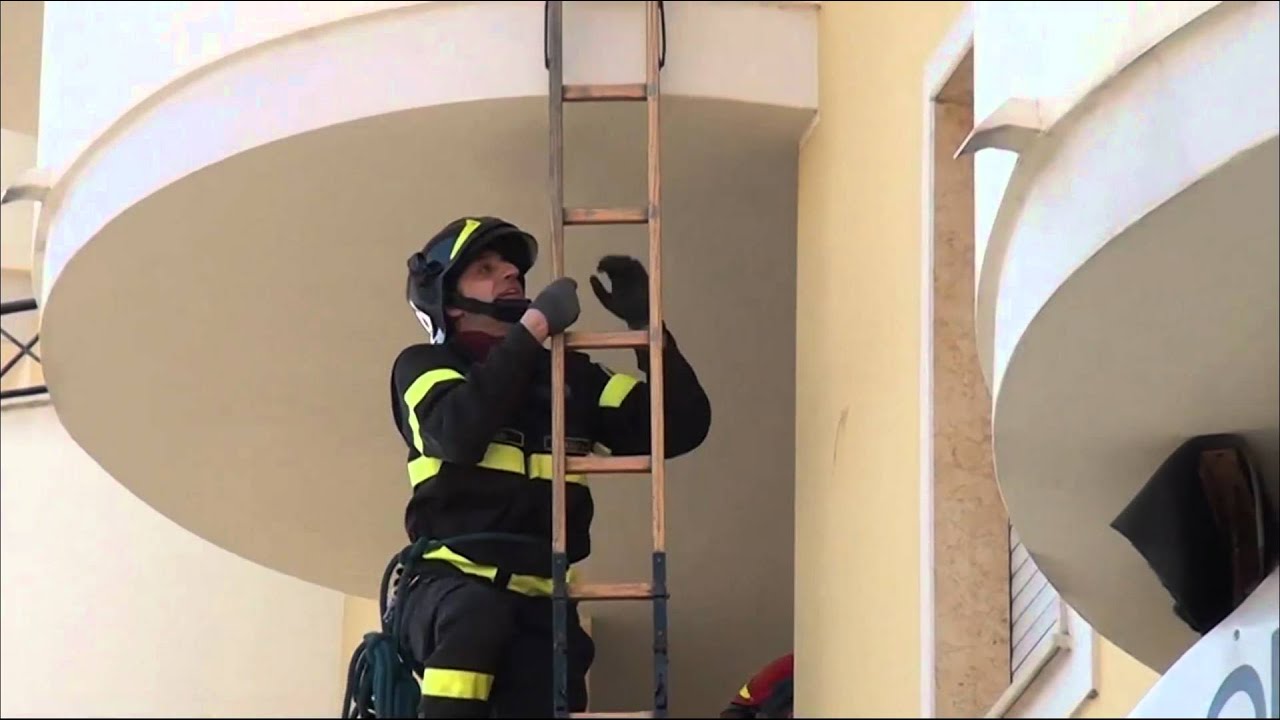 Bimba e madre intrappolate in casa
