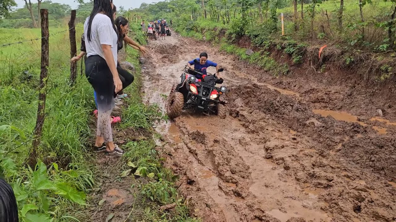 Alma quedo atascada pero los chicos están pendientes para sacarlas.