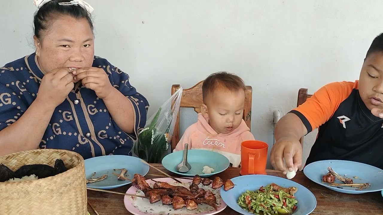 #พาลูกกินข้าวกับตำหมากถั่วกินกับปิ้งปีกไก่ตูดไก่จ้า