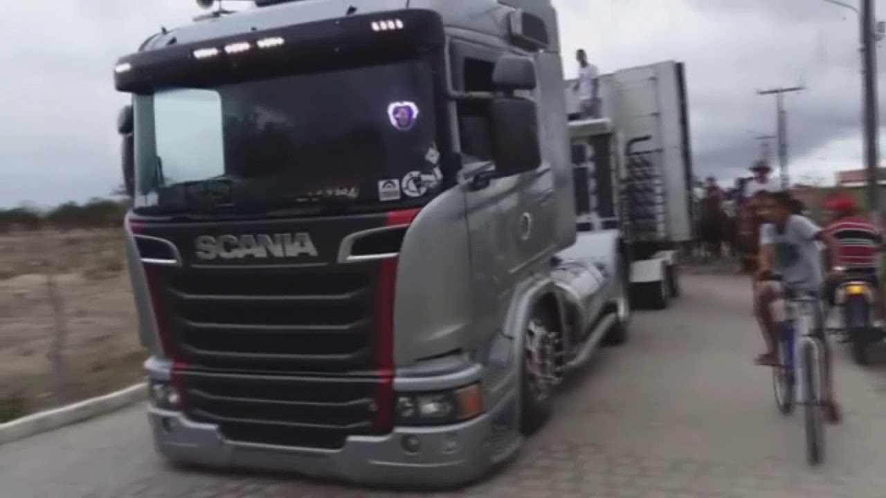 SCANIA PUXANDO PAREDÃO NA CARROCINHA