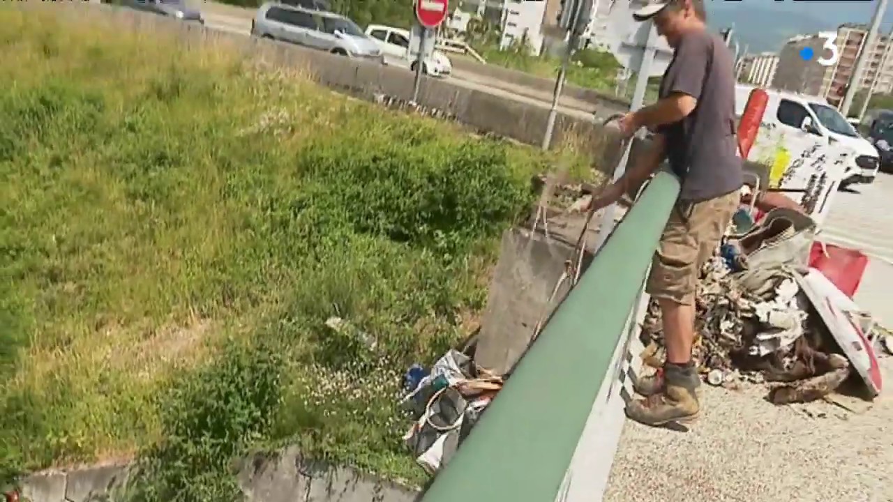 Chaque jour, ce Grenoblois nettoie le lit des rivières en Isère