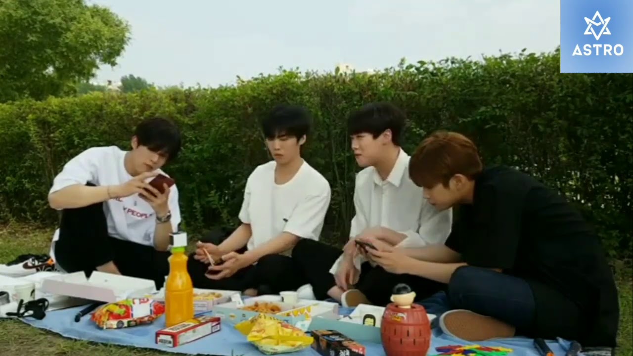 (ENG SUB) ASTRO OT4 PICNIC & PLAYING BADMINTON
