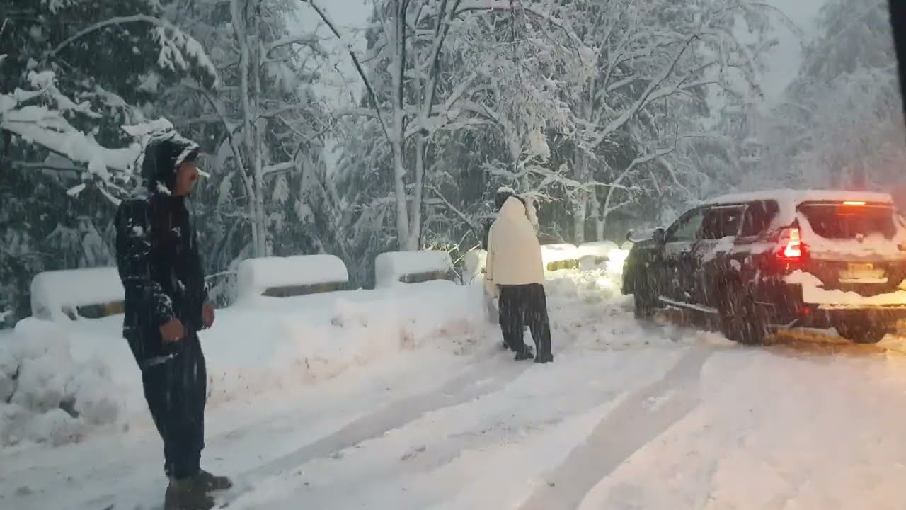 Car Slip in Snow | Heavy snowfall in Nathia Gali Murree