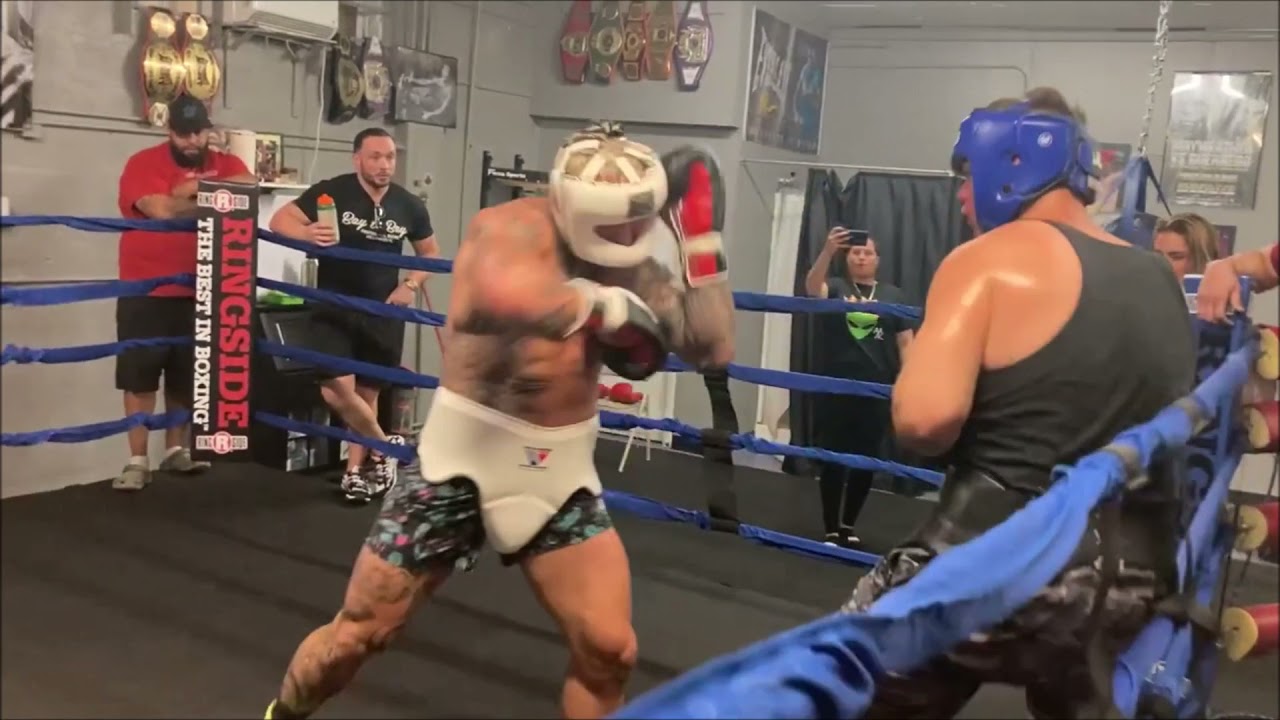 16 YEAR OLD AMATEUR HEAVYWEIGHT LORENZO MEDINA BOXER SPARS GROWN MAN BARE KNUCKLE FIGHTER!!!