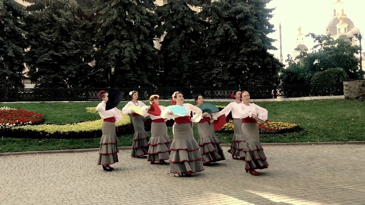 Romeras con abanico. Flamenco