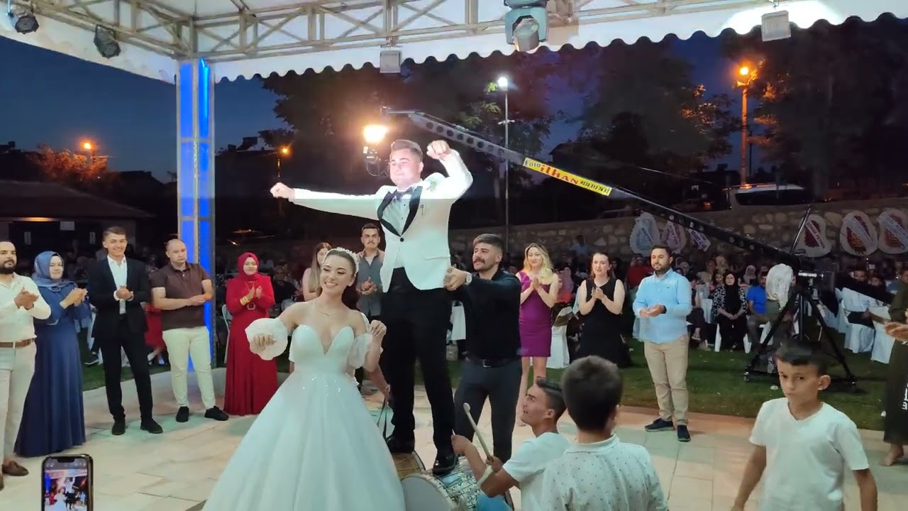 DEMİRCİ'de HATİCE KAMİL AKGÜN çiftinin düğün törenininden görüntüler