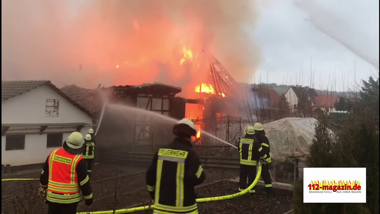 Scheune brennt in Ehringen - Feuerwehr rettet Wohnhaus