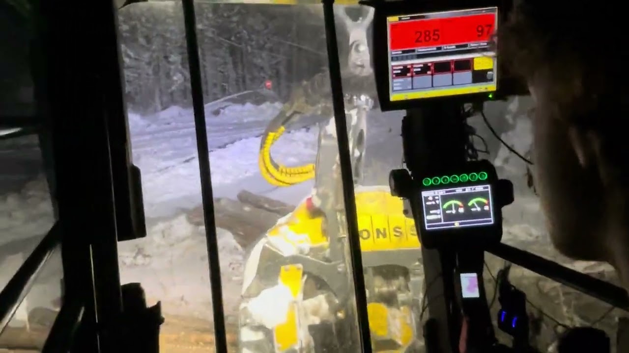 Johndeer 853 with a Ponsse H7