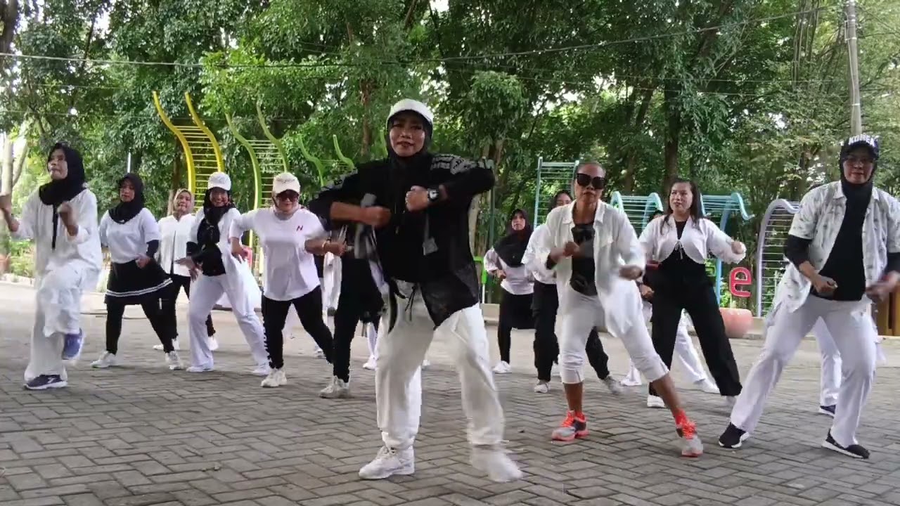 GADIS BALIKU#Dance kreasi TIKTOKFiral 2026#miss TUTY # T&F SehatPARE