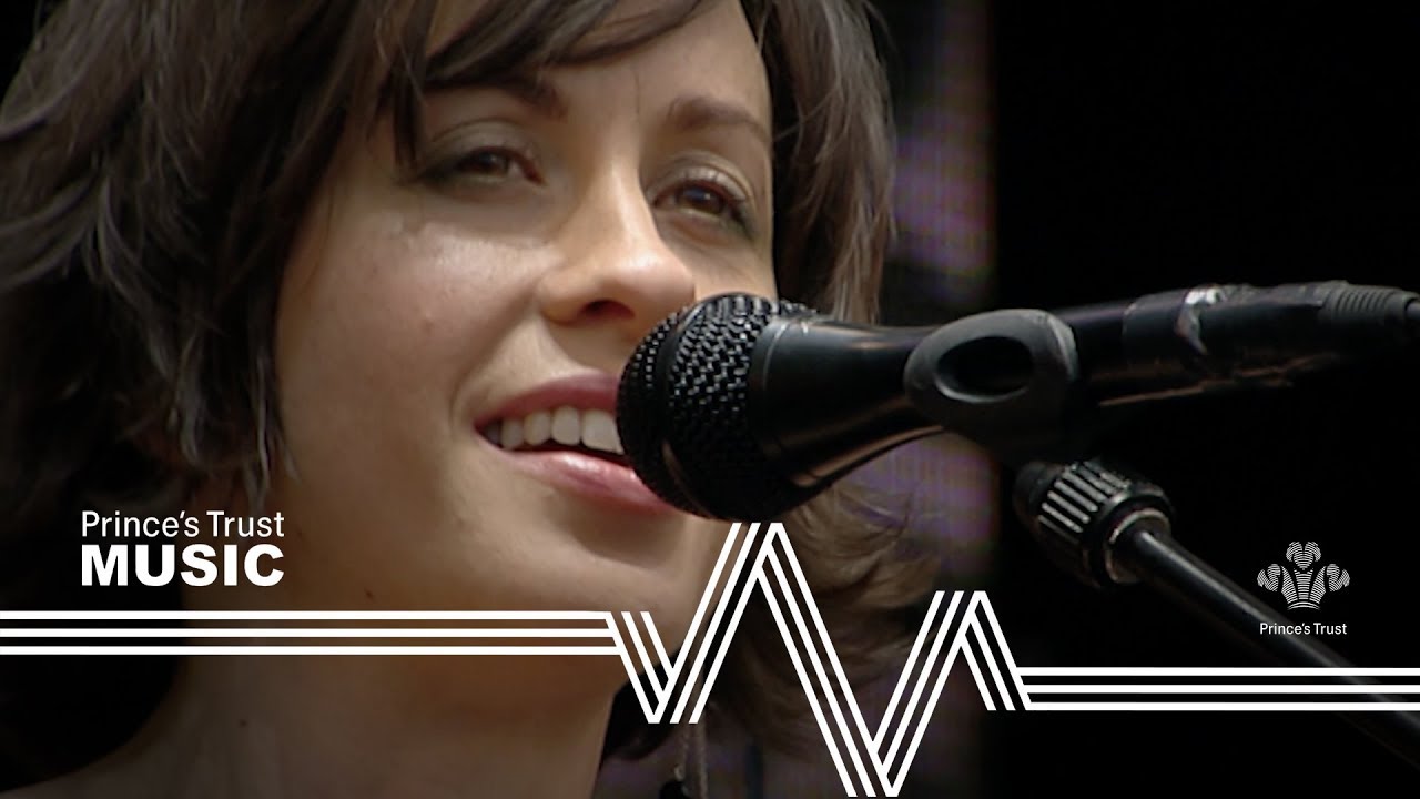 ​Alanis Morissette - Ironic (Unplugged) (The Prince's Trust Party In The Park 2004)