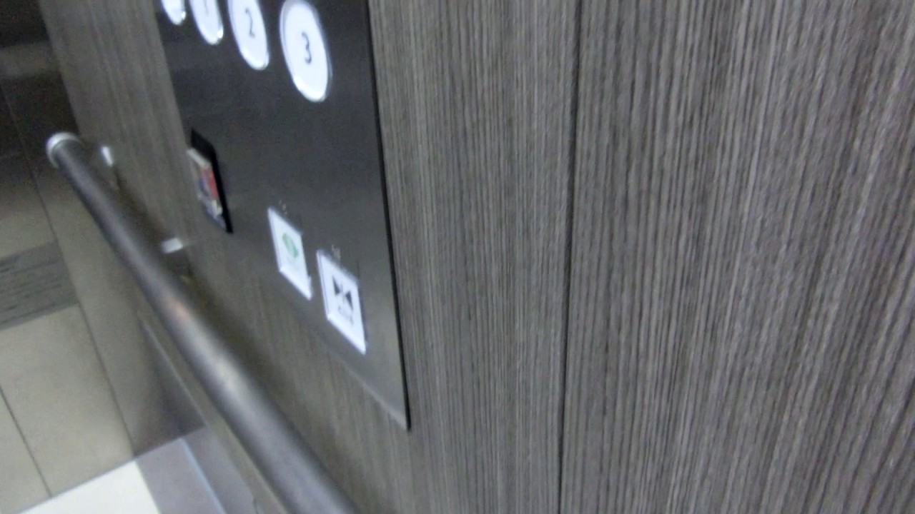 LECTのフードコート側オレンジのエレベーター（左側）