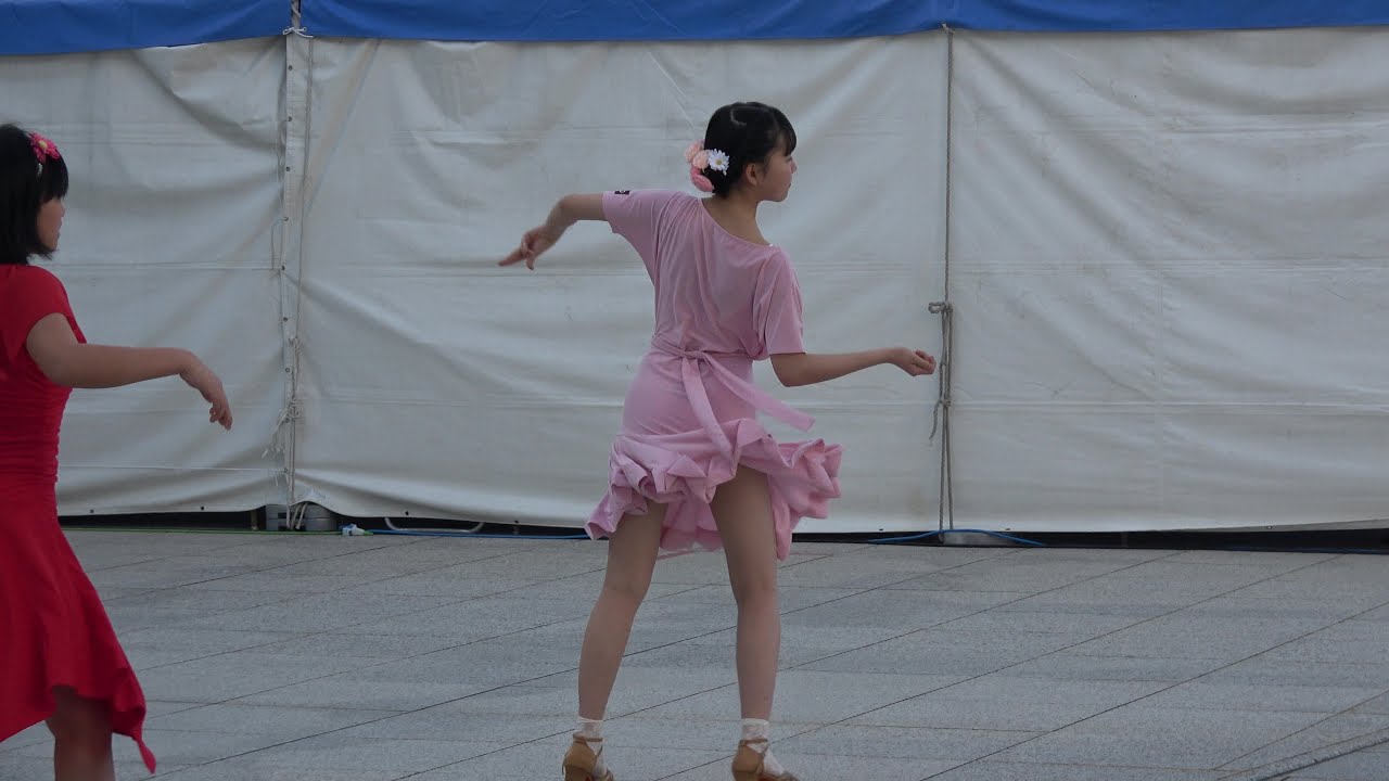 女の子の可愛らしいダンス　[4K]