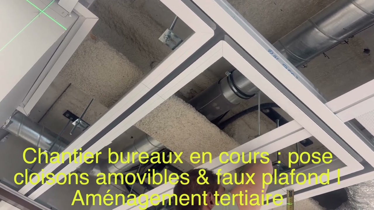 Chantier bureaux en cours : pose cloisons amovibles & faux plafond | Aménagement tertiaire