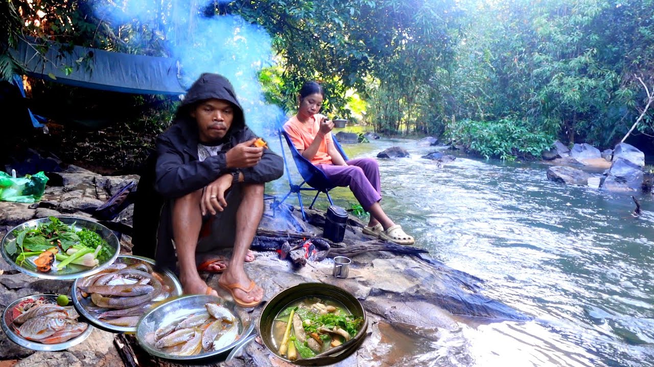 Camping and cooking the net in the oven to cook  fish.ដាក់សំណាញ់ចូលក្នុងឡដើម្បីចម្អិនត្រី