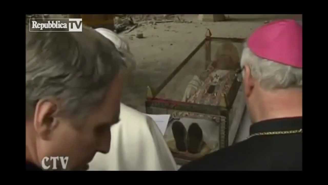 April 2009, symbolic gesture? Pope Benedict XVI leaving his pallium at the tomb of Pope Celestine V