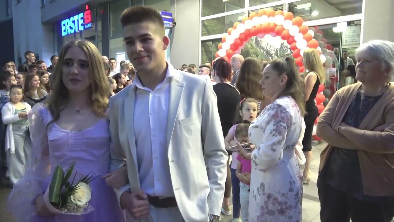 Matursko veče šetnja gradom  JU,, SREDNJA STRUČNA ŠKOLA maj 2022