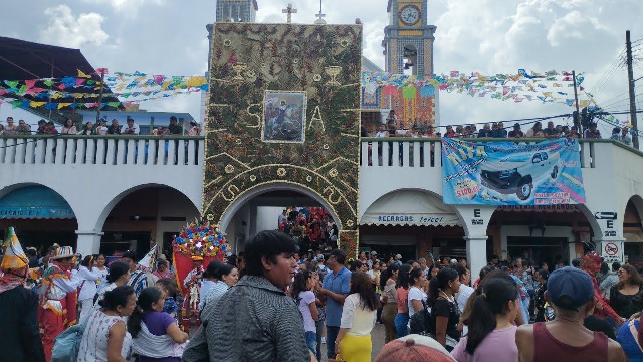 Llegada de las danzas a la parroquia de Santiago Apóstol. En Hueytamalco. 25 de julio de 2025.