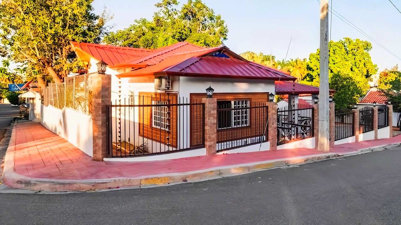CASA BONITA de ESQUINA com VARANDA