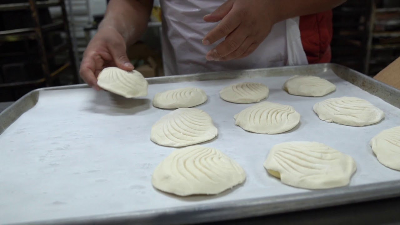 Las Palomas bakery Horneando Bolillo,Telera, y Concha Congelada