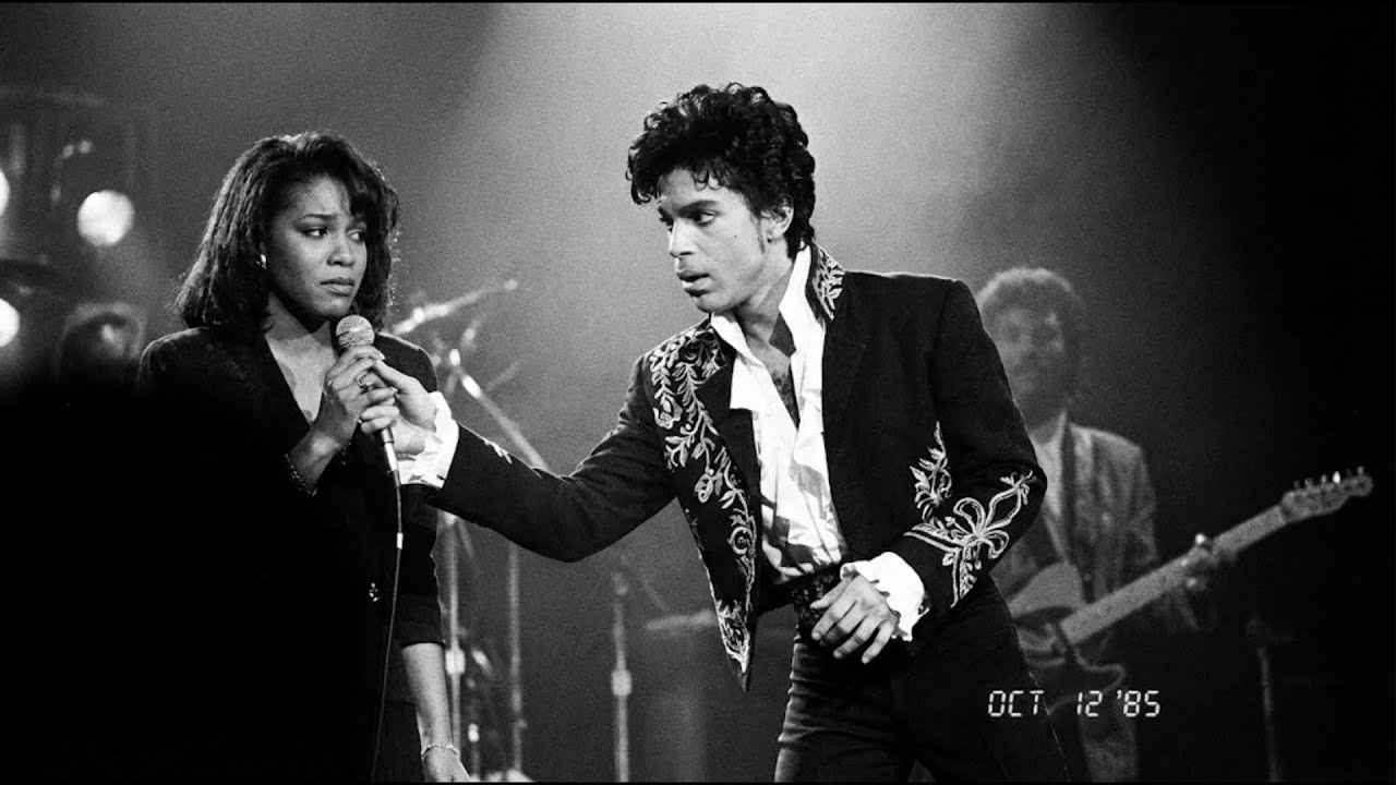 Prince Heard a Backup Singer Struggling — What He Did Next Created a Classic Moment