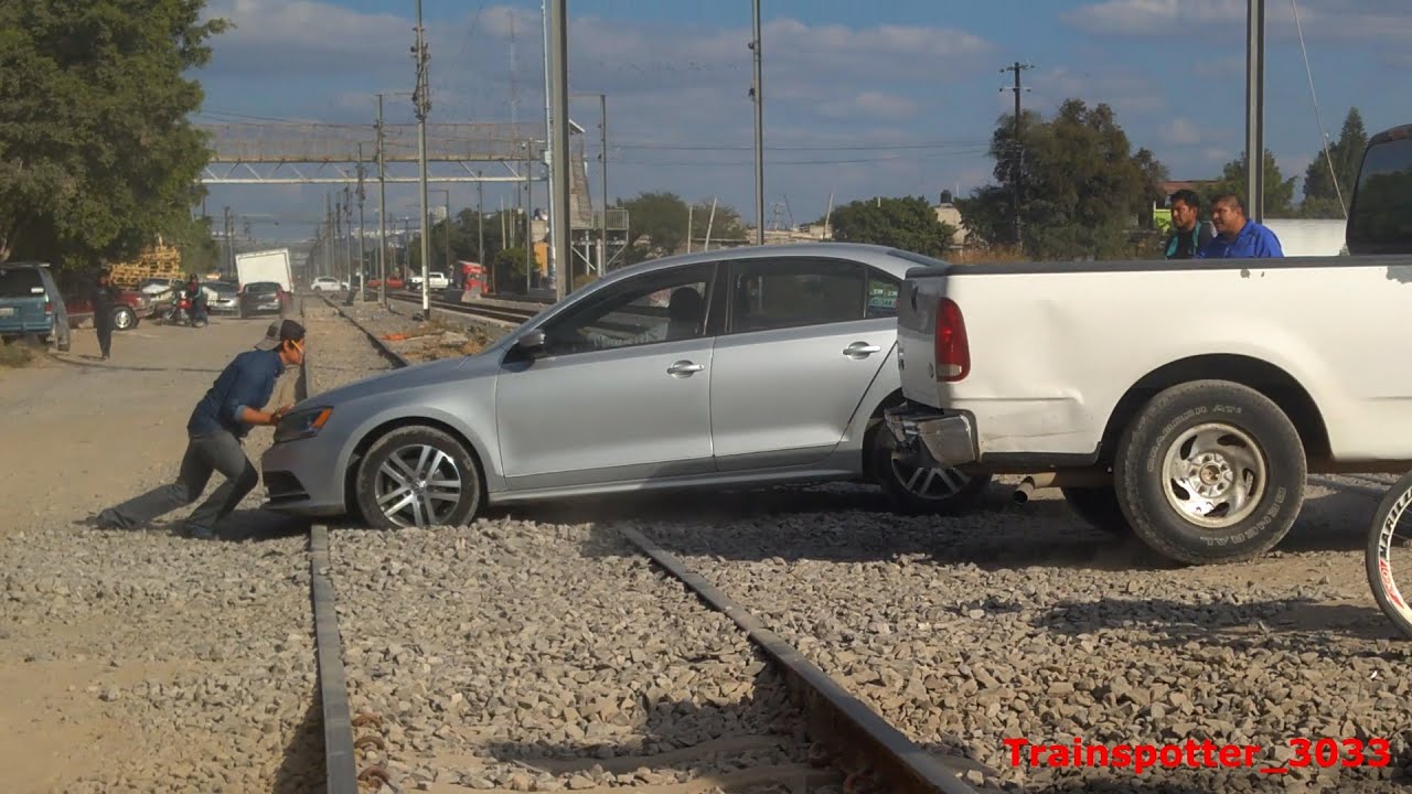 ATASCADO en la vía y se lo LLEVA el TREN! - Santa María Magdalena, QRO