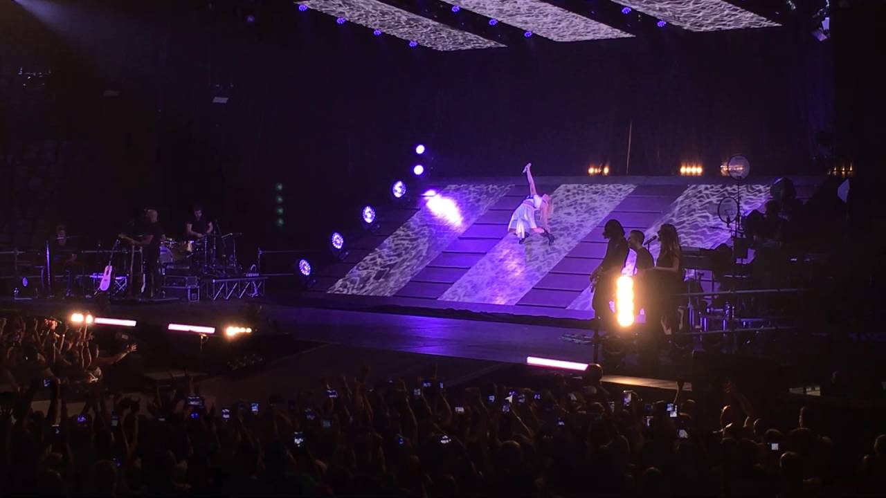 Occhi Profondi - Emma (Adesso Tour Palalottomatica)