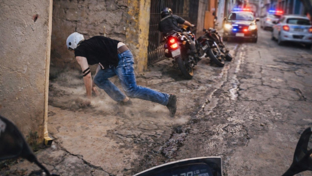 Эта погоня на мотоциклах полностью выходит из-под контроля.