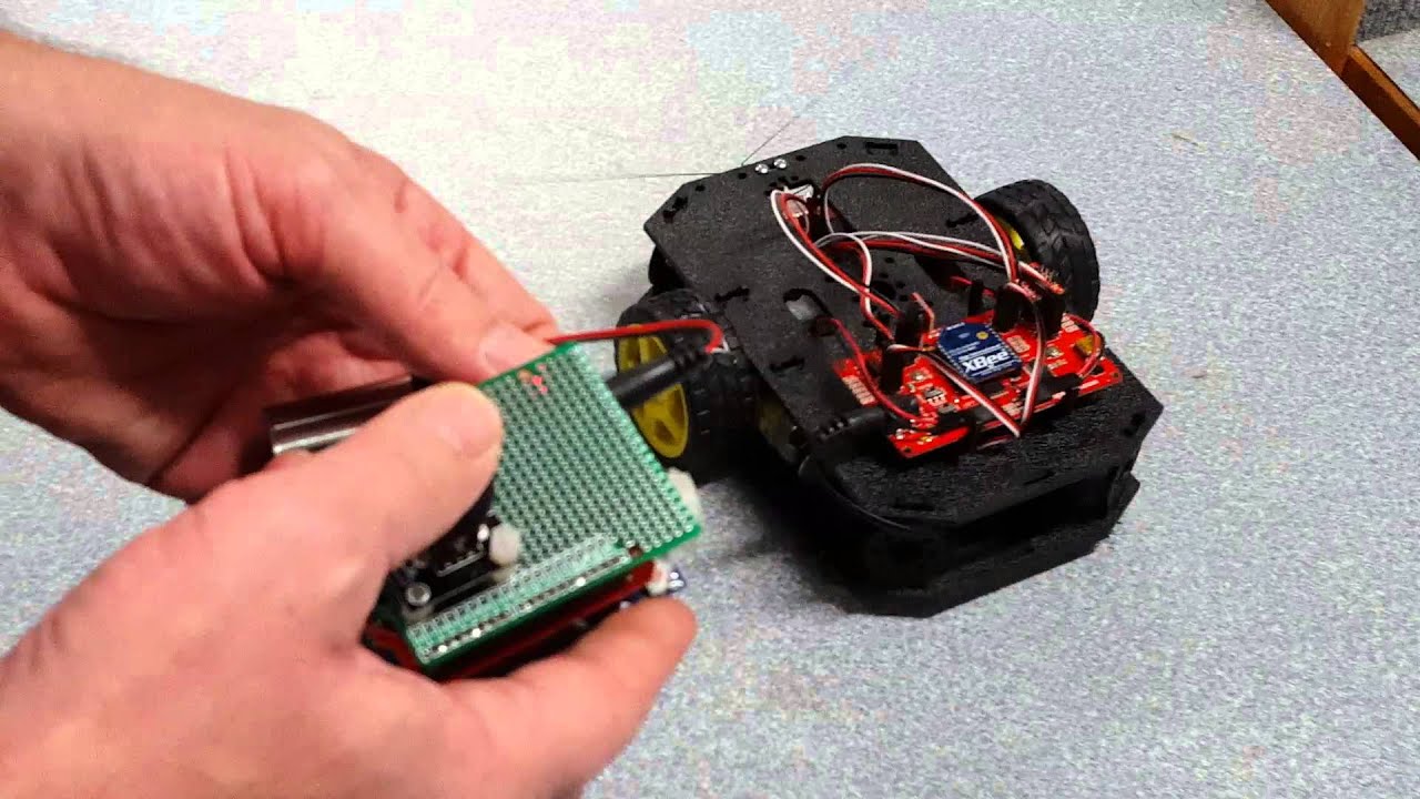 Redbot управляется с помощью джойстика XBEE