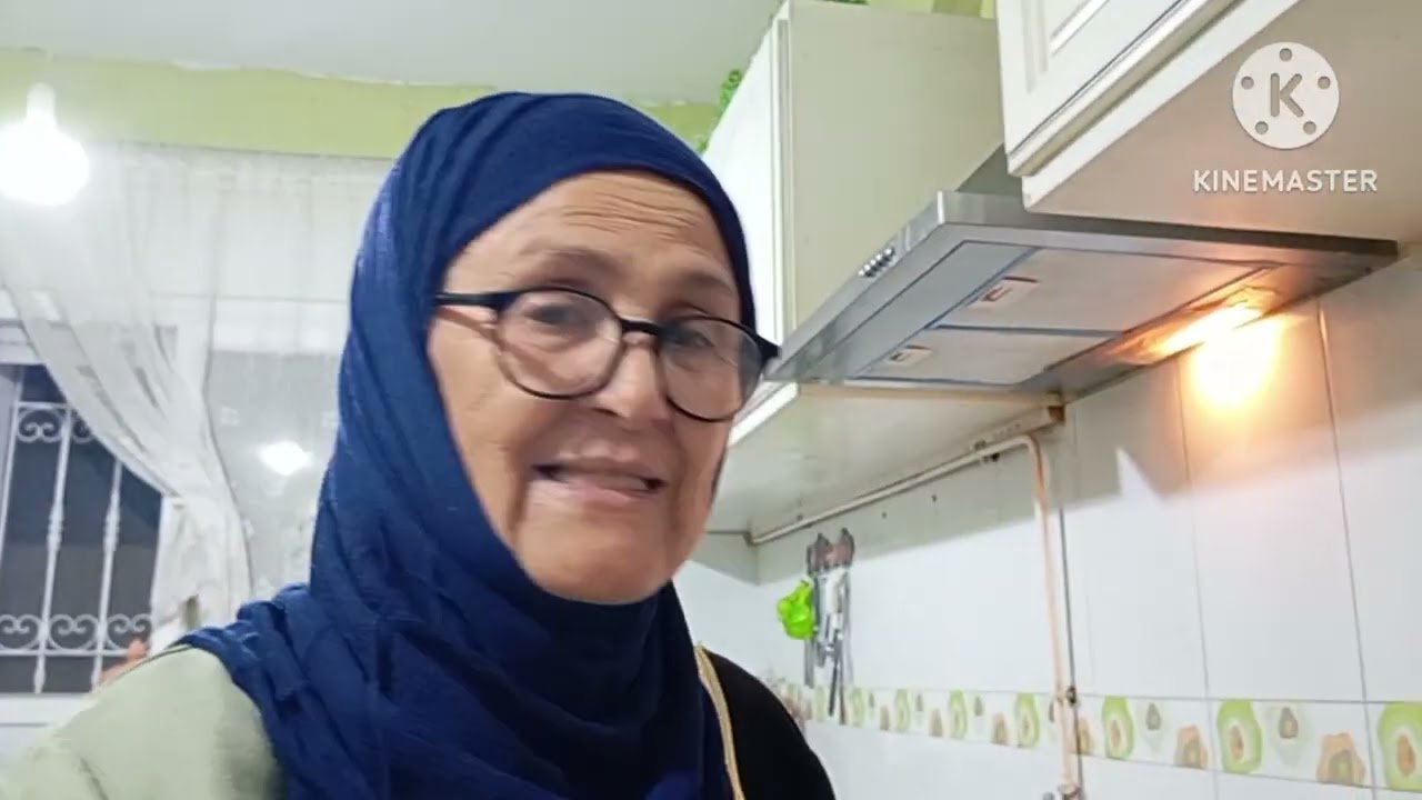 بانيني وكرواسن مالح ومعجون وعصير رمان 
