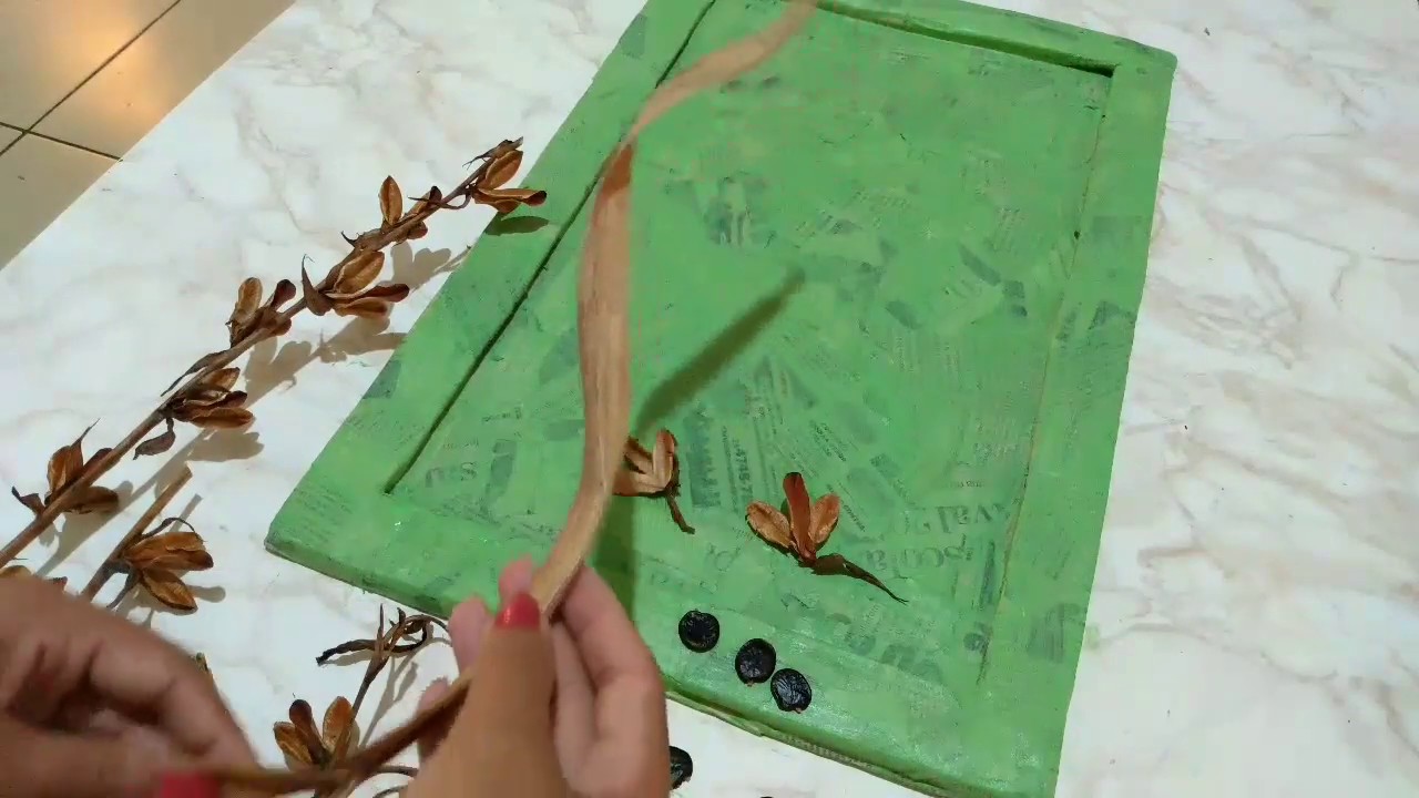 QUADRO de PAPELÃO com SEMENTES, FOLHAS e GALHOS