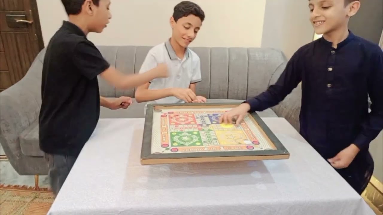 PLAYING CARROM 😆 |WHO WILL WIN?|HOW TO PLAY CARROM