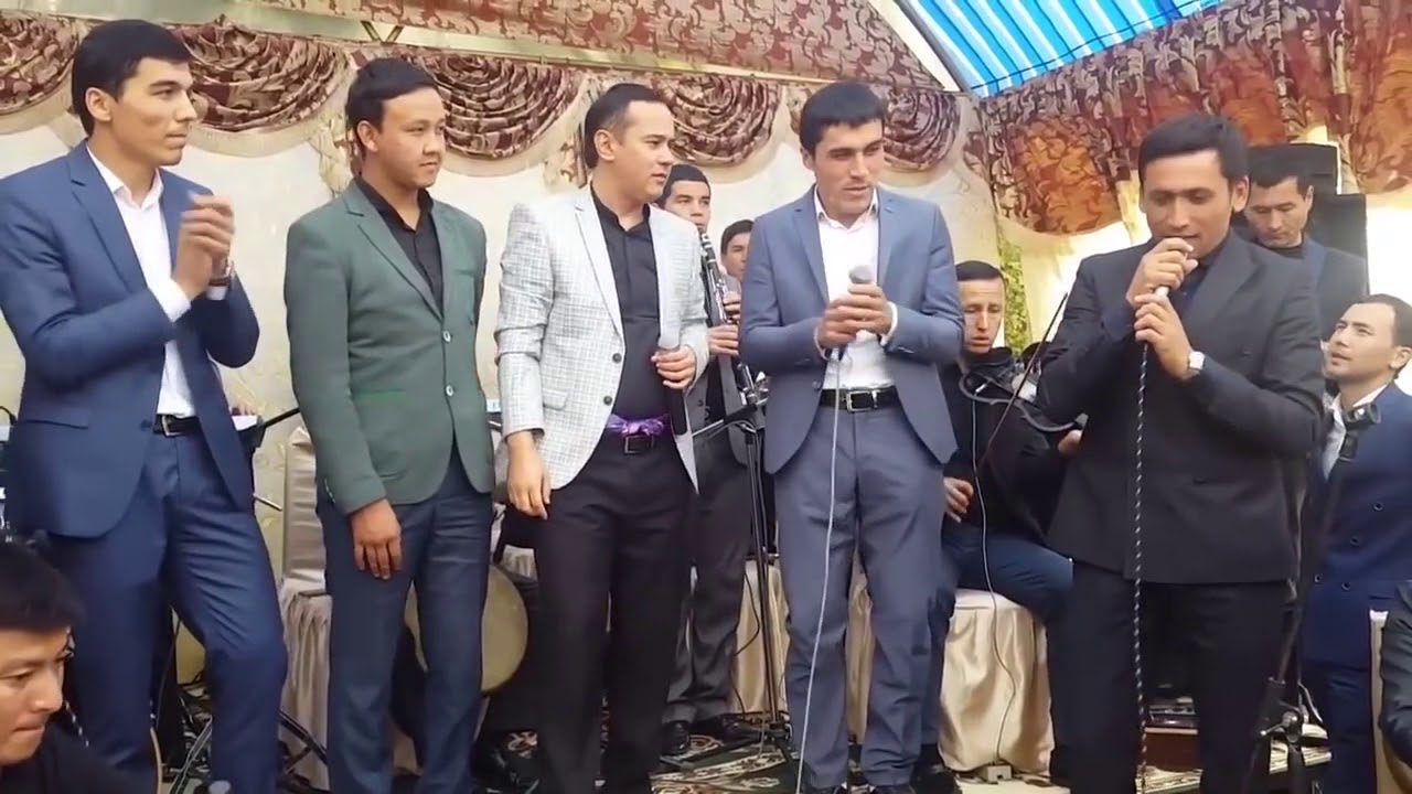 Otabek Muhammadzohid shogirdlari biln Andijonda to`yda