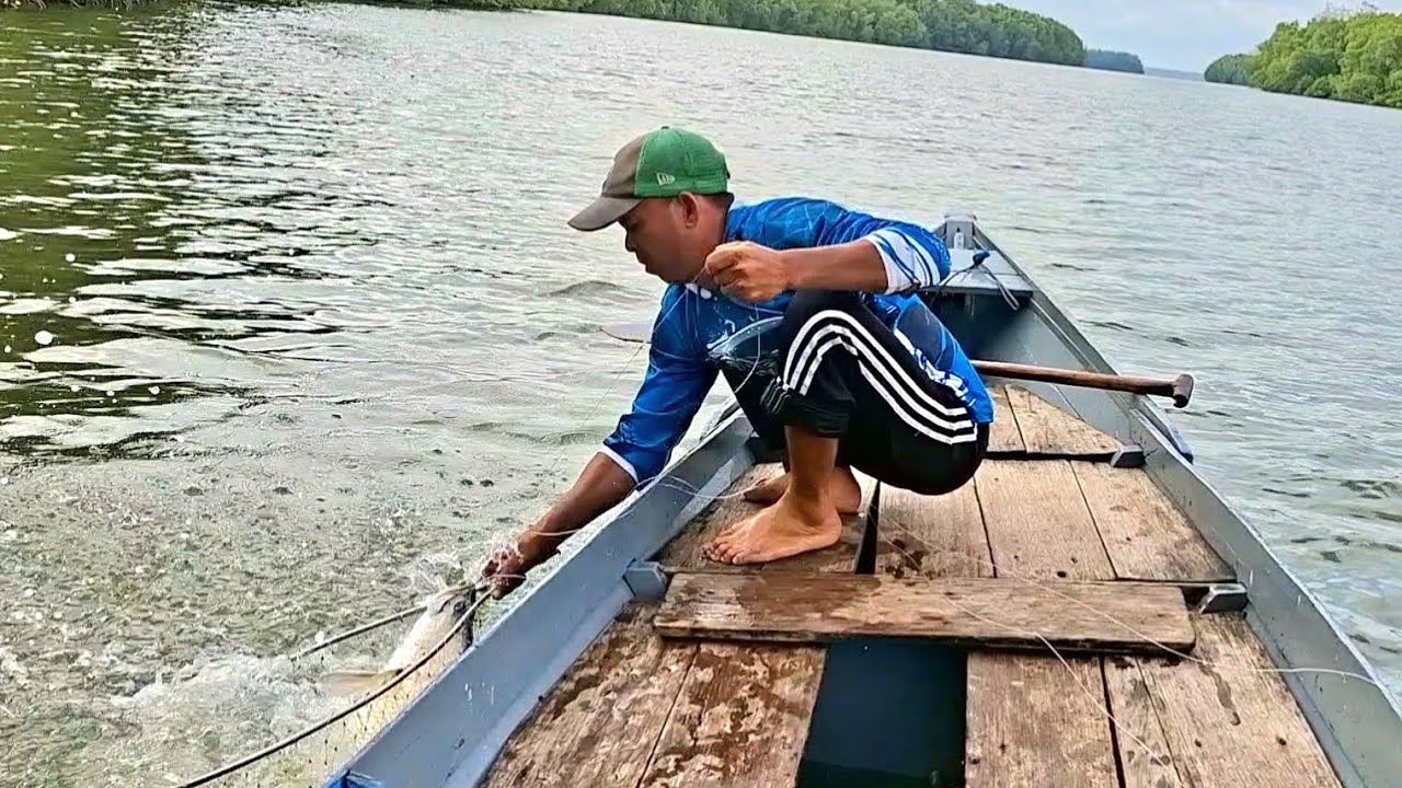 MANCING DAN MASAK DIPERAHU,SETELAH TENAGA TERKURAS BANYAK OLEH TARIKAN IKAN BESAR 