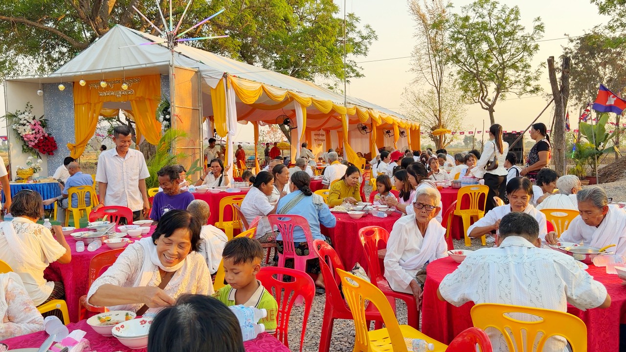ដល់ម៉ោងយាយតាពិសារបបរពេលល្ងាចហើយ កម្មវិធីបុណ្យនៅទីទួលប្រាសាទ