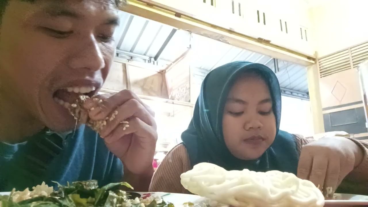 Makan Nasi Padang bareng istri 