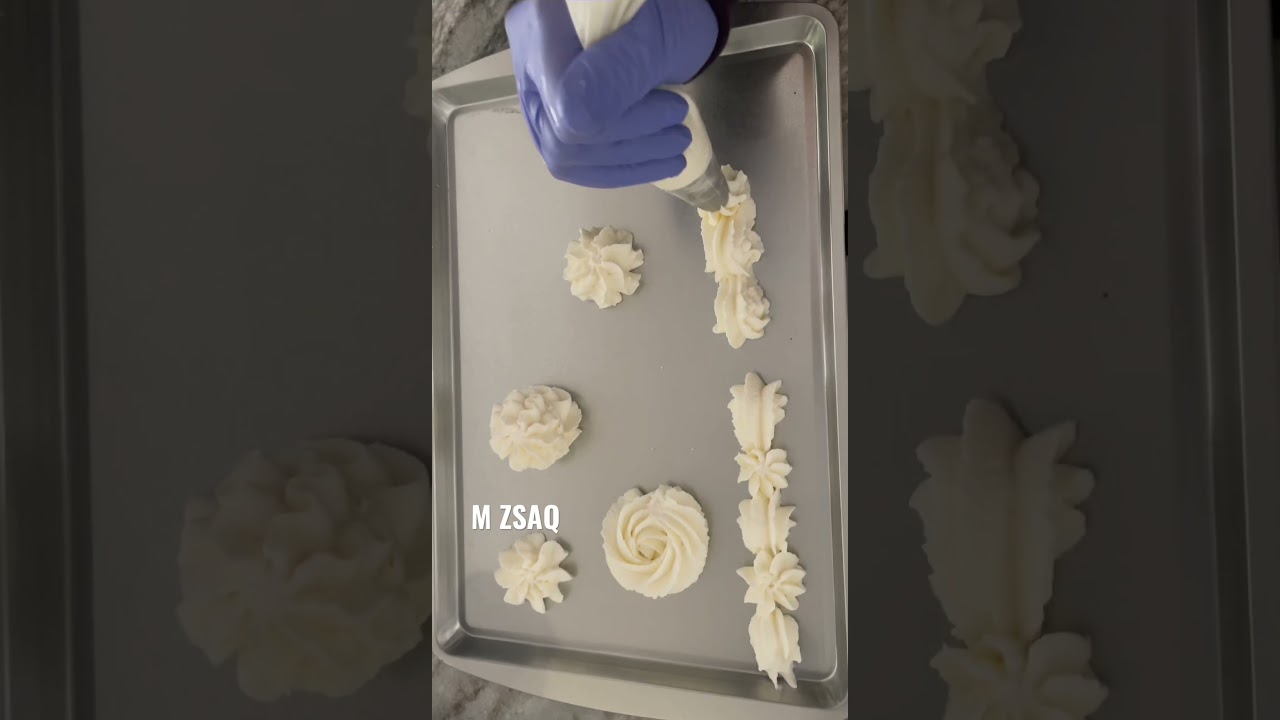 Piping heavy whipping cream #mzsaq #easy #piping #cream #whippedcream #food #design #art#cake#shorts
