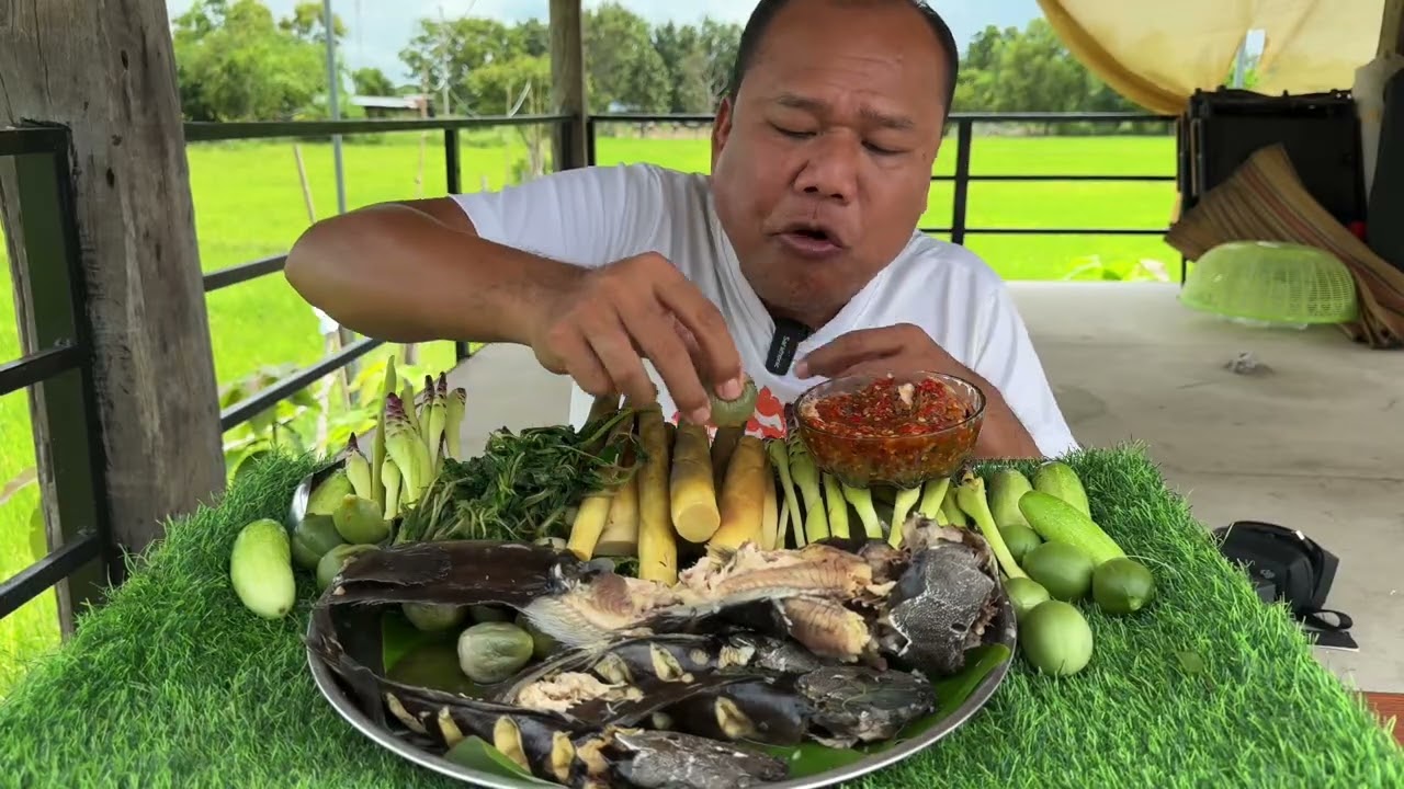 ปลาดุกใหญ่นึ่งคุ้ยแจ่วปลาแดก แกล้มผักขมลวกหน่อไม้ป่าต้ม | อิแอบแซบ