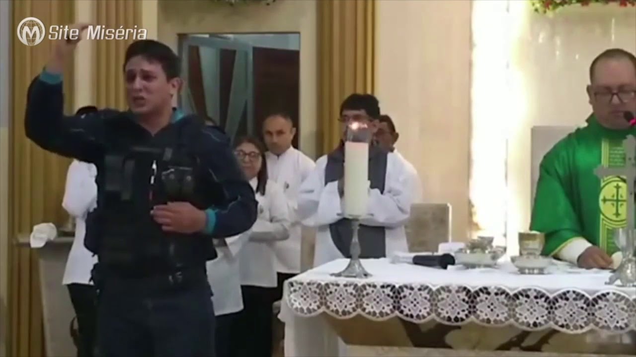Policial militar pede apoio de presentes em Igreja em Juazeiro do Norte, no Ceará