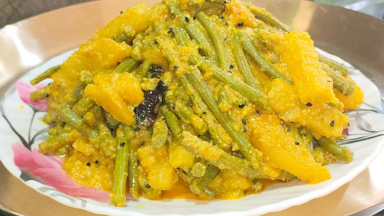 নিরামিষের দিনে সজনে ডাটার এই রেসিপি বানিয়ে দেখুন গরম ভাতে জমে যাবে ||SOine Data Recipe Bengali ||